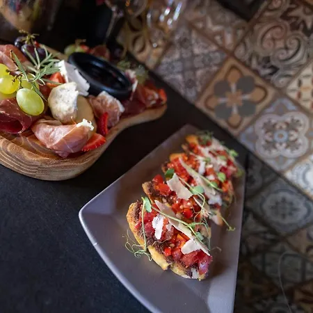 Nomad Studios, Kapana Pensionat